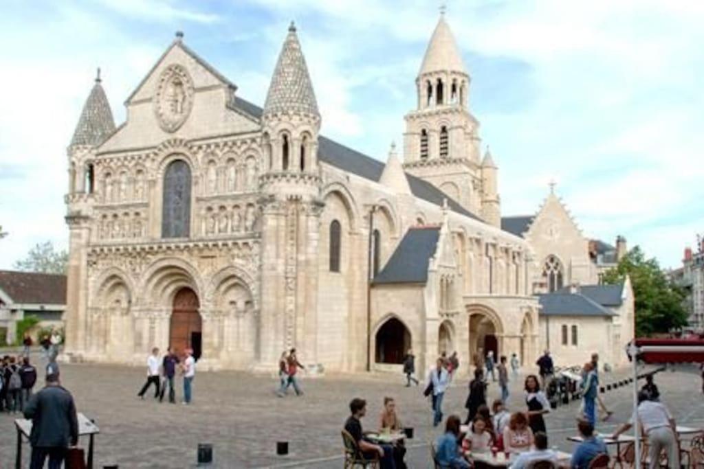 • Bel Appartement - Centre Historique De Poitiers Exteriör bild